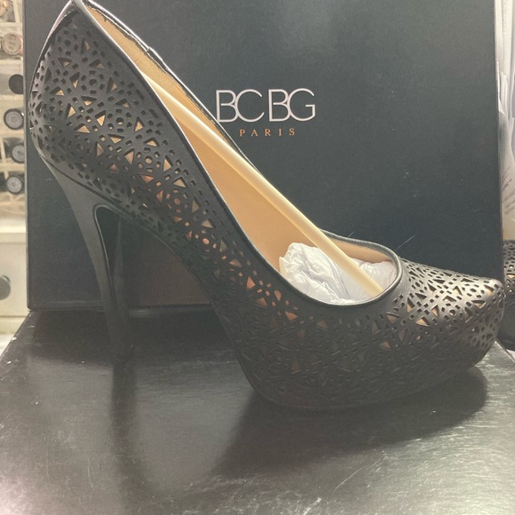 BCBG Padgett Heels Black/Bronze color - Picture 3 of 5